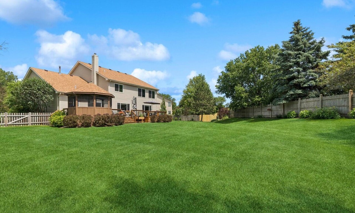 Gurnee House | 1/2 Acre Retreat: 100" TV, Open layout Navy Base and Six Flags Great America