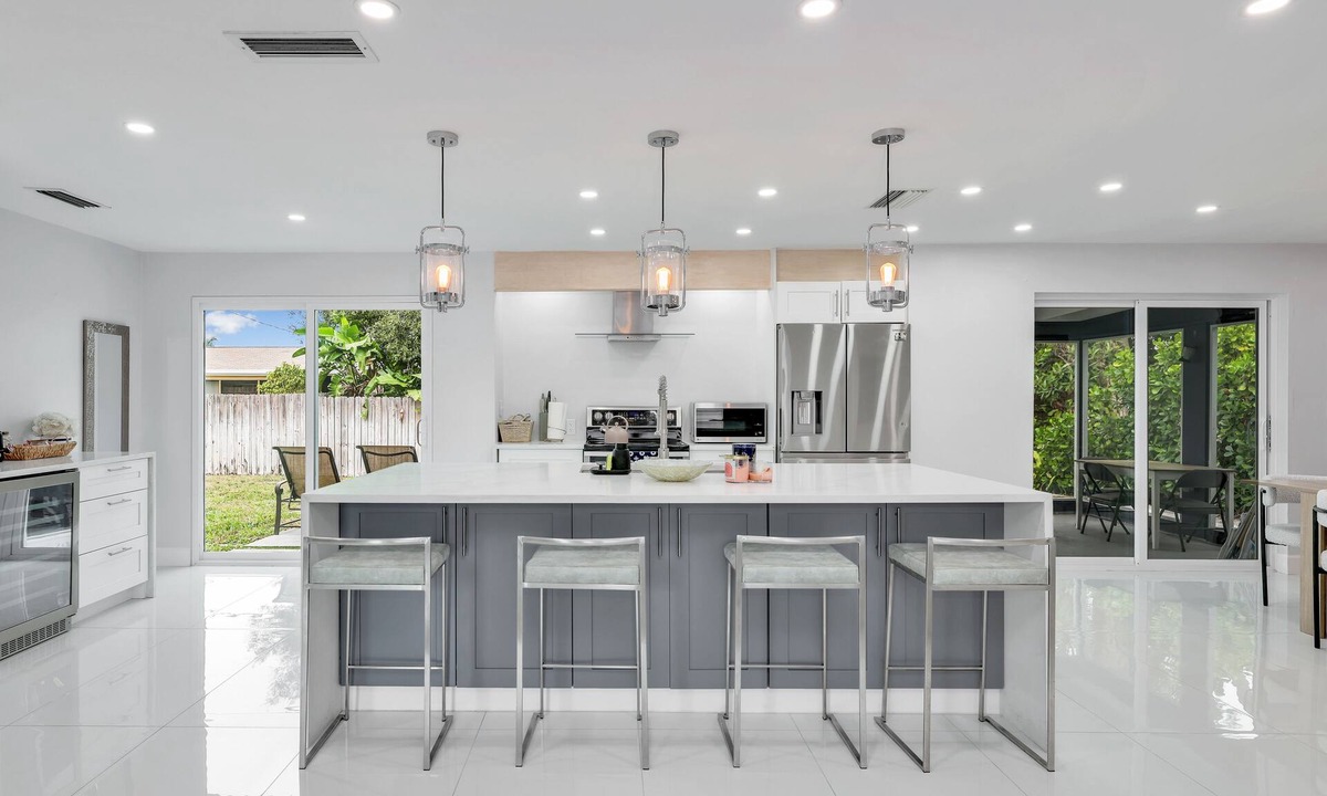 Central Naples House | 1.5 miles 5 min 🚗 to beaches, King Beds, BBQ, Nintendo Switch 🎮, Pet friendly 🐶.