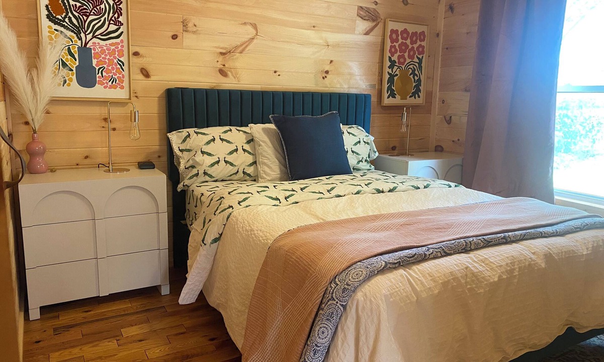 Amery Cabin | 1 Bdr Cabin duplex unit on Apple River. Kayaks, SUPs & Sauna. Pet friendly!