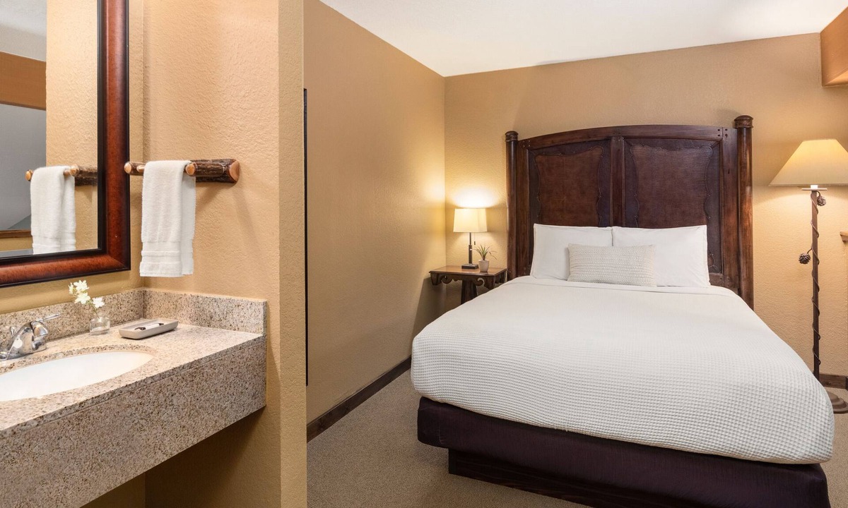 Rothschild Hotel | 1 King, 1 Queen Loft Suite With Kitchen, Access to Pool, Hot Tub, and Gym