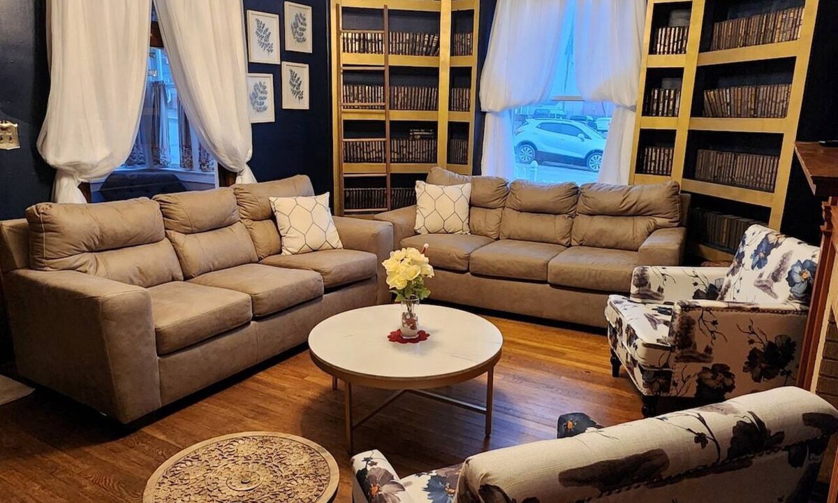 Williamson House | 11 bed 7 bath large home and able to ride right from the home to the HMT trails