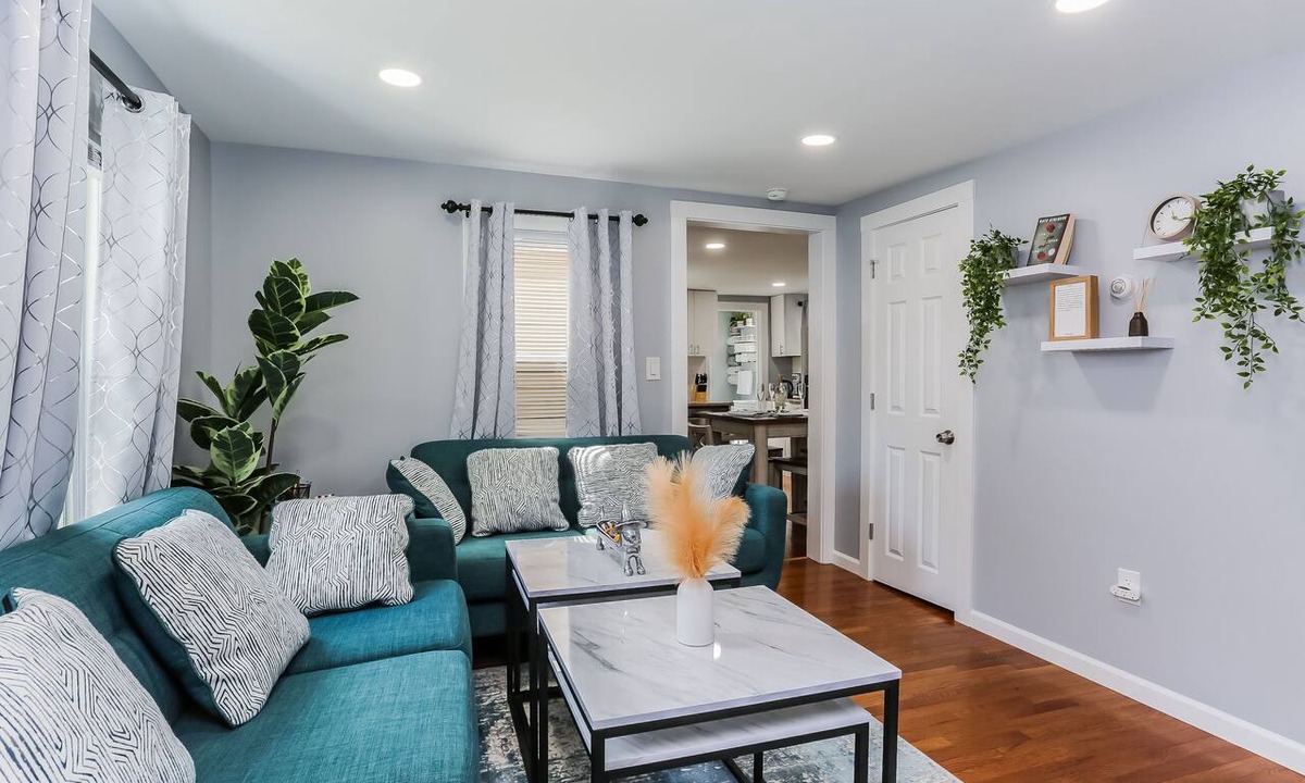 Bristol Apartment | 2 BEDROOM APARTMENT IN BRISTOL NEAR PLAINVILLE