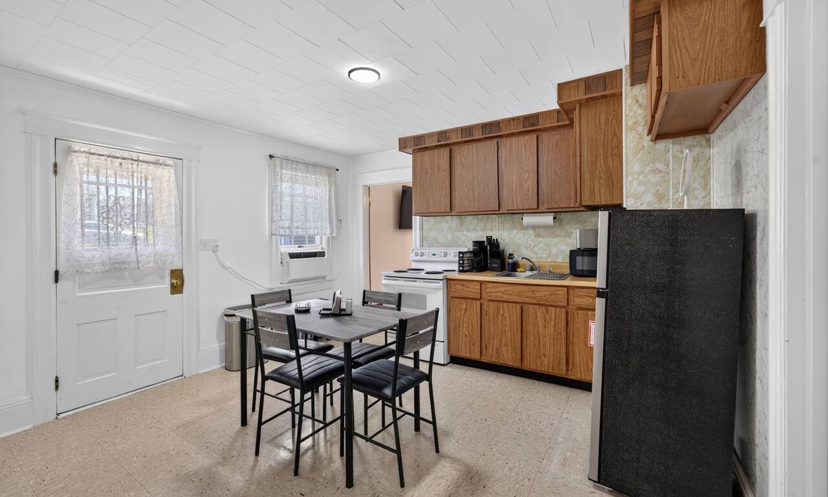 Carbondale Apartment | 2-bedroom apartment in awesome Carbondale with AC