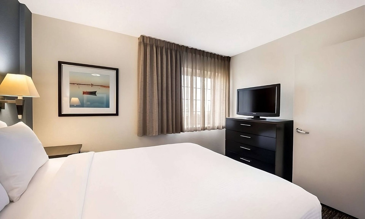 Warrenville Hotel | 2 Convenient Suites with Private Kitchens! Pets Allowed! Near Centennial Beach!