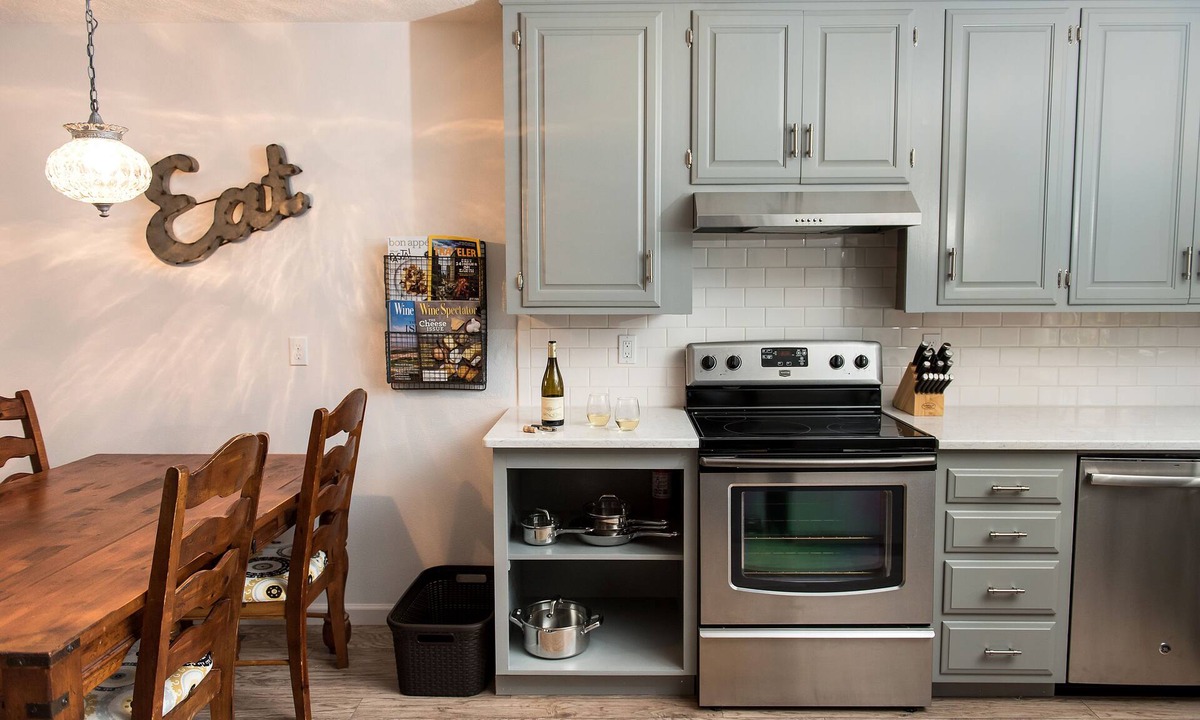 Carlton Cottage | 2 master suites, quick walk to Main Street, quiet & peaceful. Owner managed.