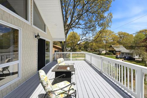 Kenyon House | 2 Mi to Charlestown Beach! South County Home