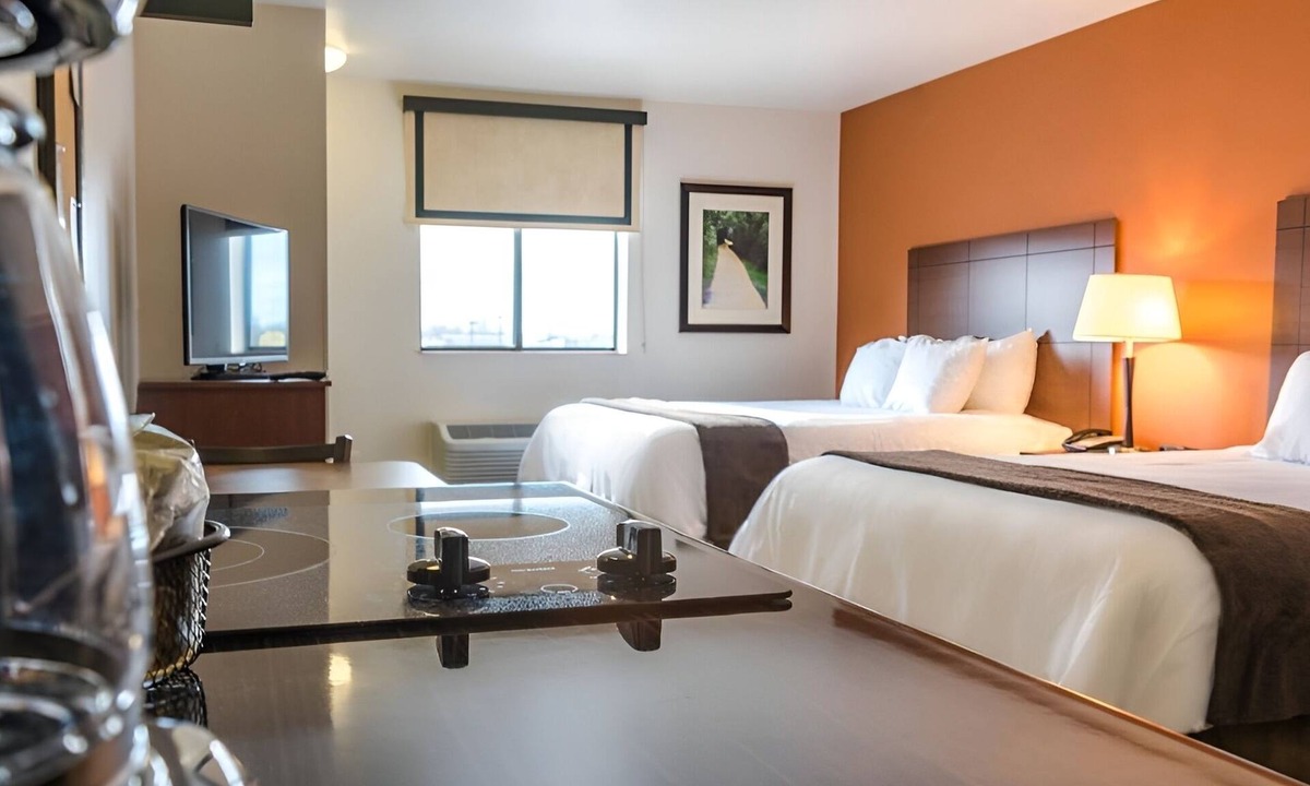 Wixom Hotel | 2 Pet-Friendly Units Near State Recreation Area - Short Drive from Detroit
