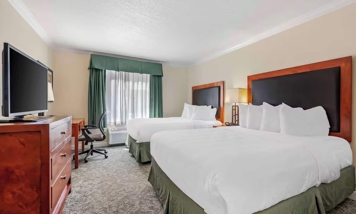 Eagle Hotel | 2 Queen Beds Stay w/Free Breakfast| Access to Indoor Heated Pool & Free Parking