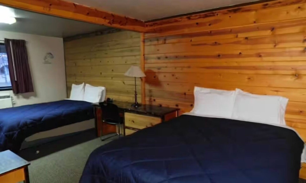 Packwood Hotel | 2 Queen Suite w/Kitchenette near Packwood Lake Trailhead | Perfect for Skiers