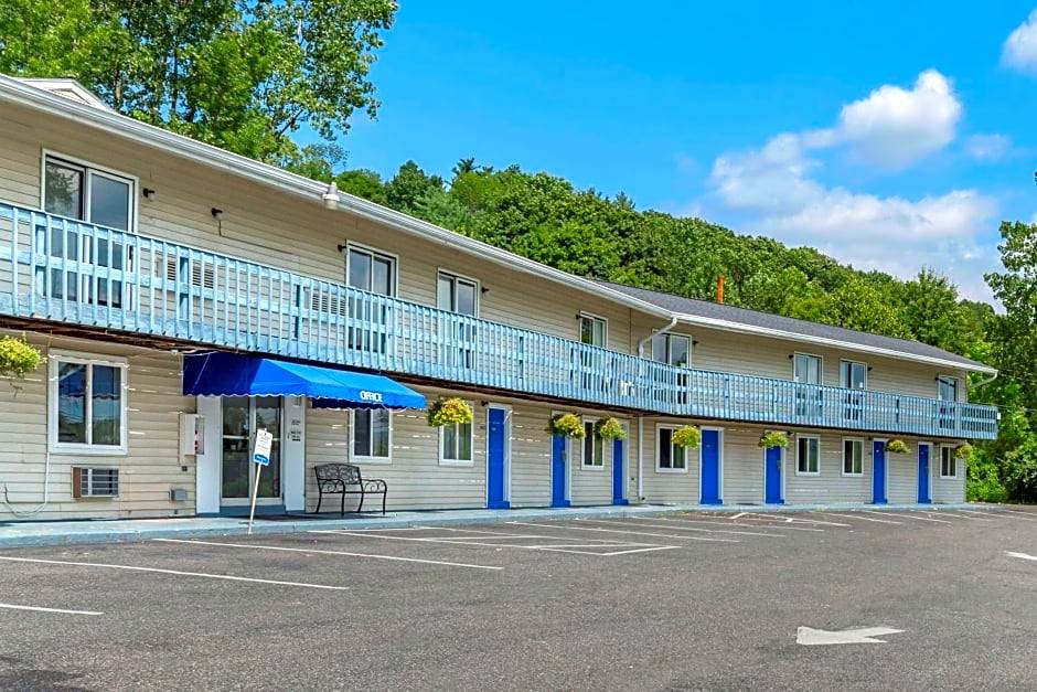 Lee Hotel | 2-Star Hotel ∙ Econo Lodge Lee - Great Barrington