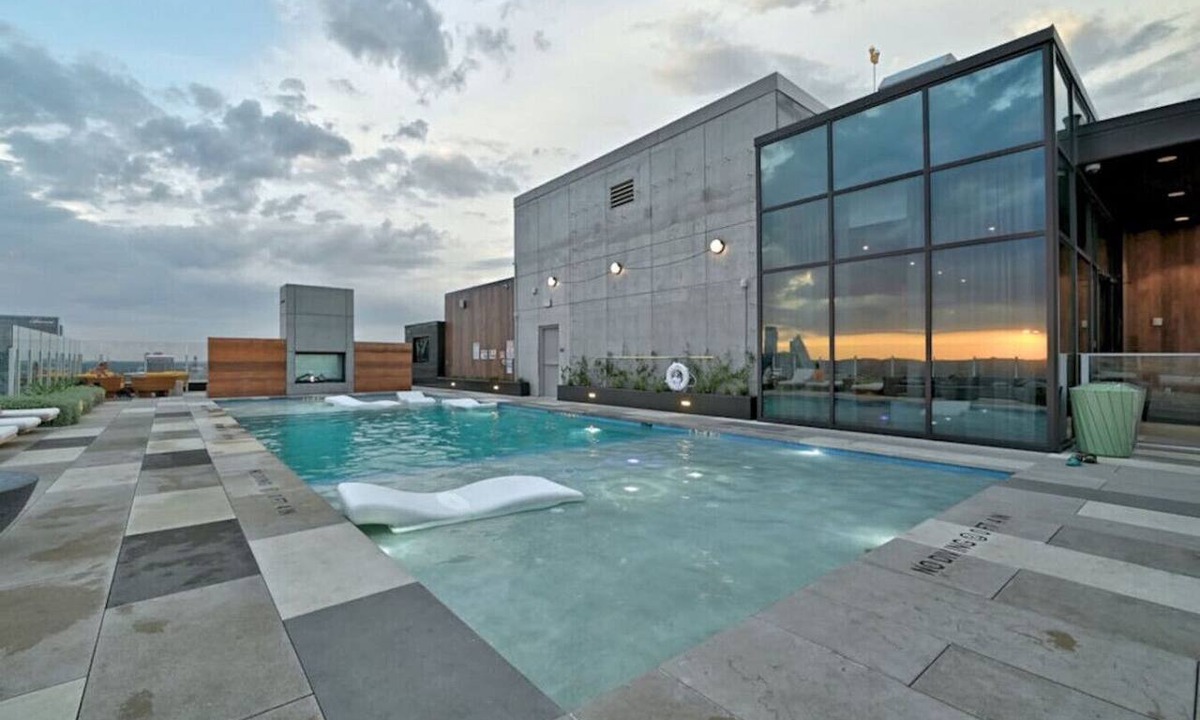 Rainey Street Historic District Apartment | 2BD Luxury Condo | Water Views | Pool | Rainey St