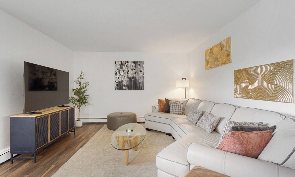Rogers Park Apartment | 2BR/1BA Apt w/Modern Amenities Rogers Park + Free Parking
