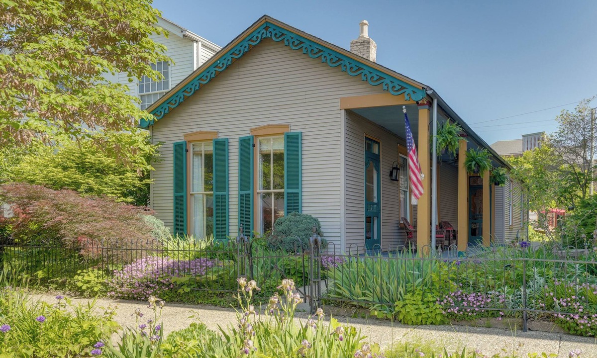 Madison House | 2nd Street Inn: Historic 1870s Gem Steps From Main