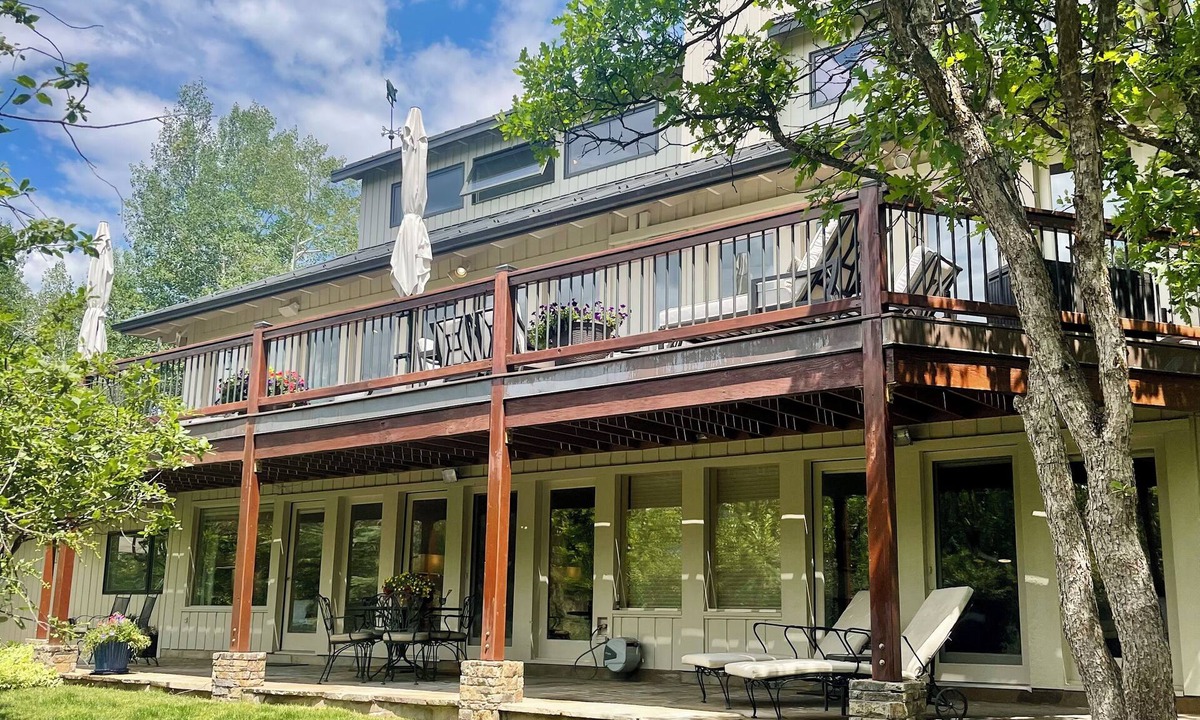 Red Mountain House | 3,000 Sq ft. 8MM Red Mtn Home 3bd, 3 bath Sleeps 10 Jacuzzi VIEWS 3 min to town