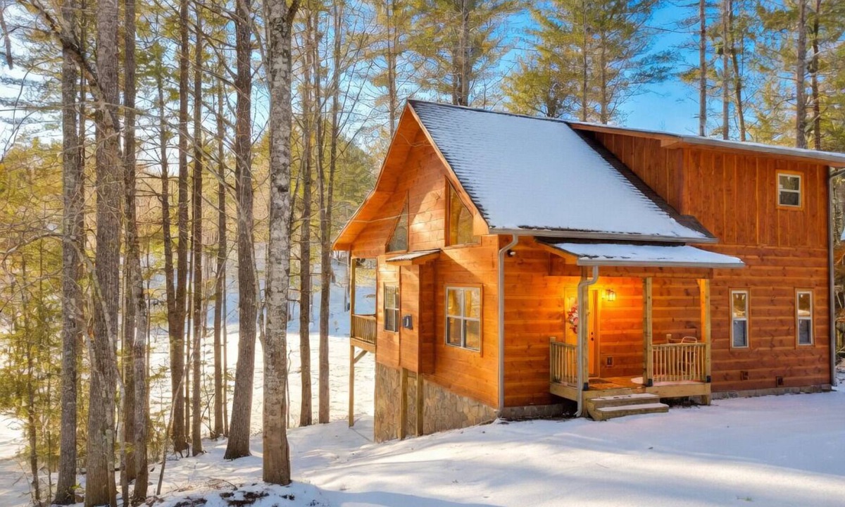 Unaka Cabin | 3-bedroom modern cabin in Murphy with cozy mountain vibes