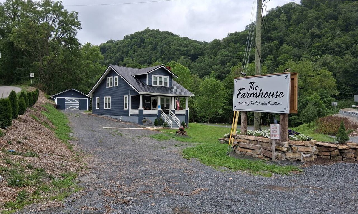 Greenbrier River House | 3-bedroom peaceful farmhouse on the Greenbrier outside of Hinton with central AC