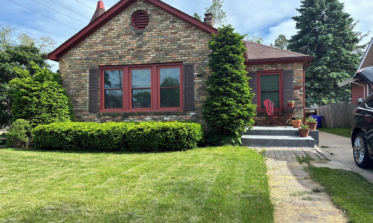 Kenosha House | 3 blocks from Lake Michigan: Clean, cozy, convenient 2-bedroom with sauna