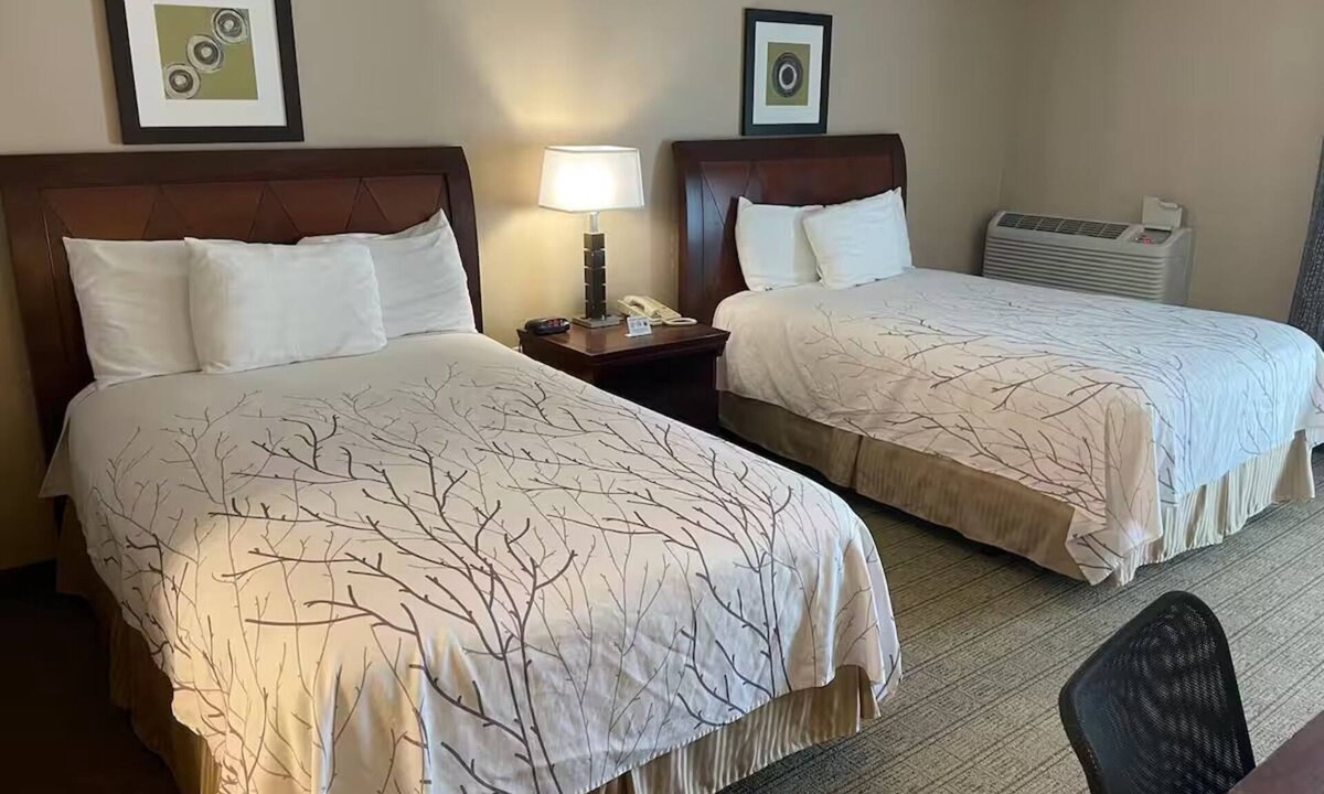 Urbana Hotel | 3 Restful Full Bed Rooms Near Urbana Attractions + Free Continental Breakfast