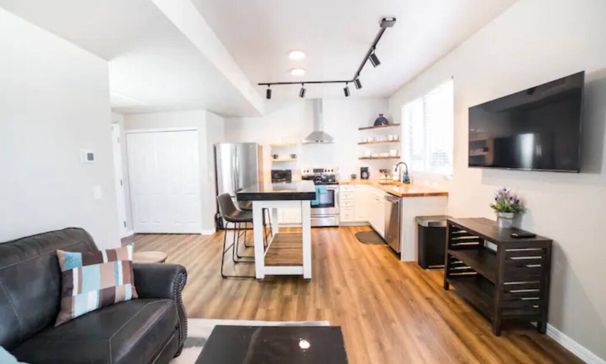 Southside Apartment | 302 - The Lofts, by Flagtown, 1 bed,1bath, community hot tub!