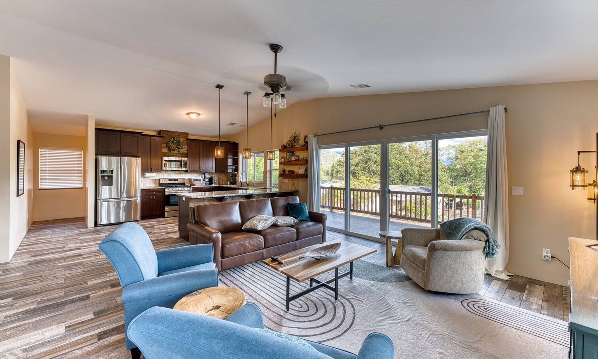 Grants Pass House | 3BR Spacious Craftsman | Espresso Bar | Mountain Views | Walk to Downtown GP