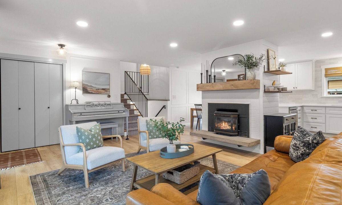 Sumner House | 4 bedroom home Walk to train Easy access to Seattle for World Cup Games