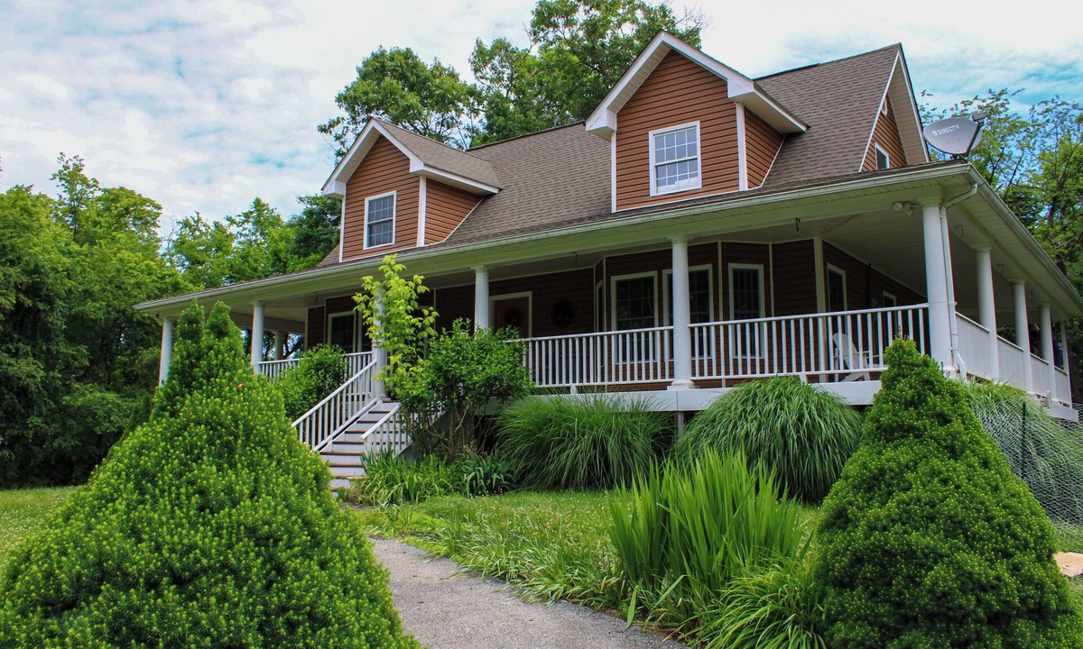Kabletown House | 4-bedroom house close to Shenandoah River and VA wineries - WiFi, AC, trampoline