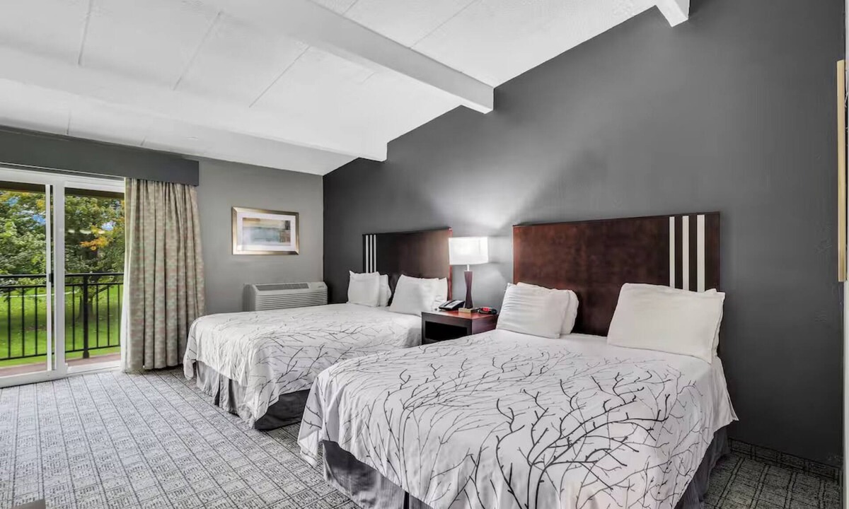 Urbana Hotel | 4 Charming Queen Rooms Close to Downtown Urbana + Free Parking