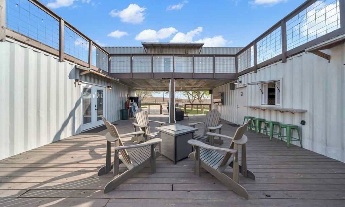 Buda House | 4BR Courtside Retreat, Deck Lounge & Pickleball