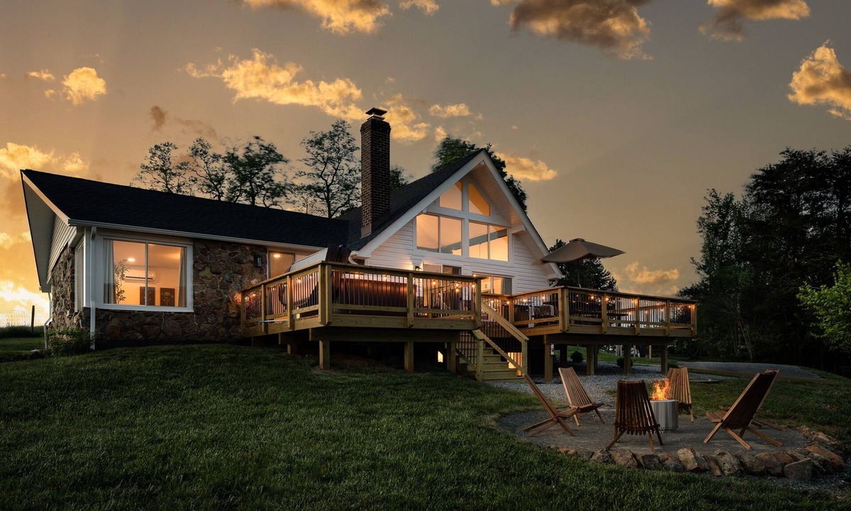 Luray Cottage | 4BR! Mountain View! Hot Tub! Fire Pit. Games. King beds. Sleep 10! Near SNP.
