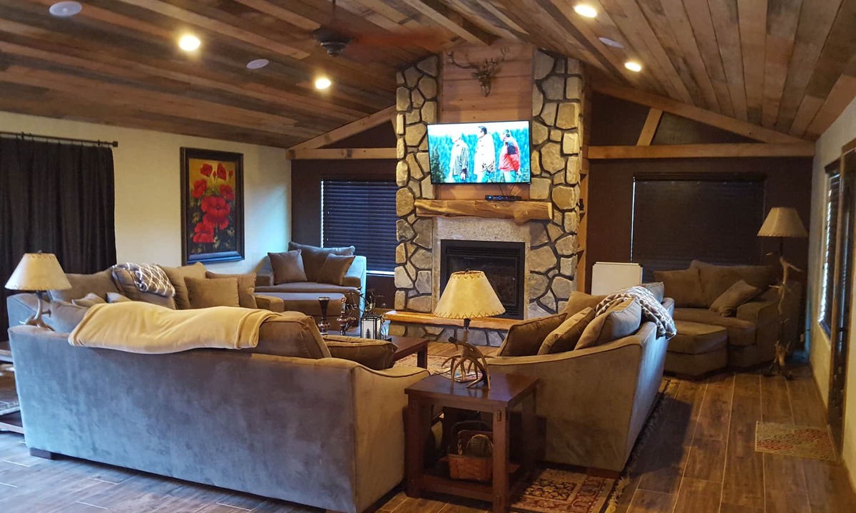 Springerville House | 5 bedroom, 2.5 bath, w/pool table