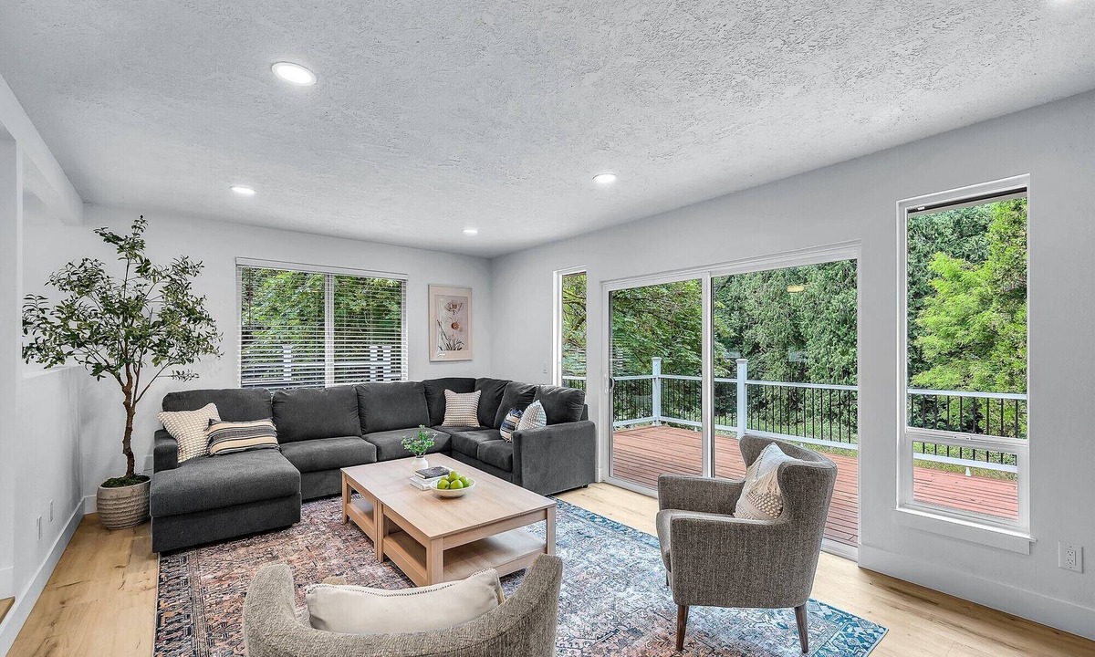 Boring House | 5-bedroom 8-bed house in Boring Oregon, WiFi, AC, Hot tub