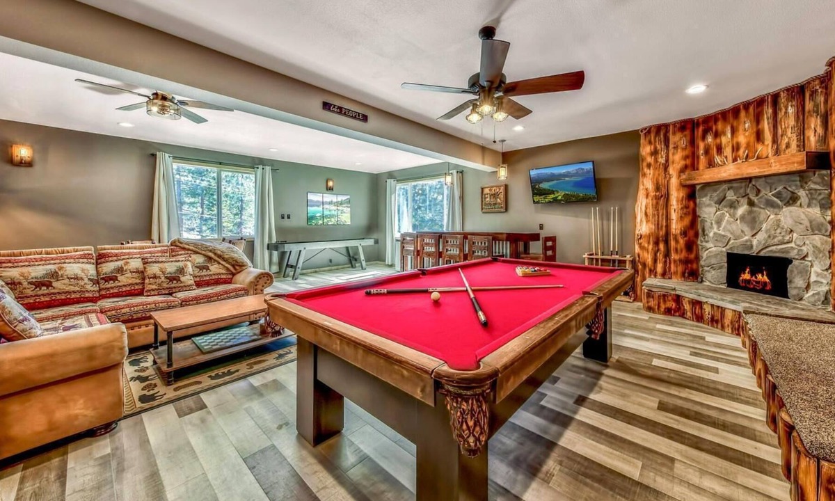 Upper Kingsbury House | 5 Bedroom w/ Den - 5 Bath - Large Hot Tub - Large Game Room, etc..