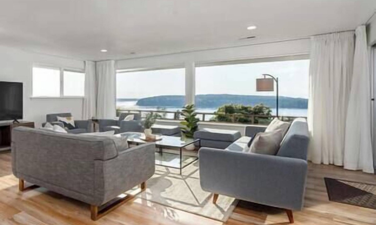 University Place House | 5BR/4BA: Spacious Step-Free Main Level, Relaxing Views, Next to Chamber Bay Golf