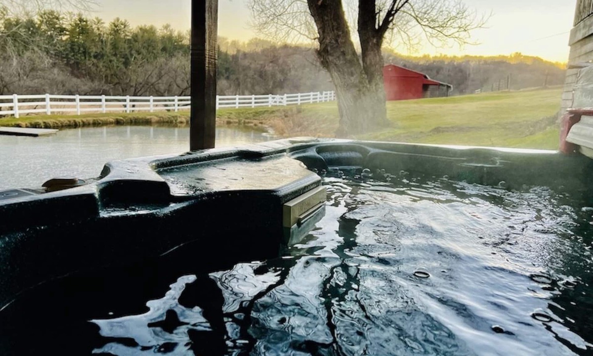 Decorah Cabin | 7 bedroom/3 bathroom Decorah Lodge on private Creek - SLEEPS 20