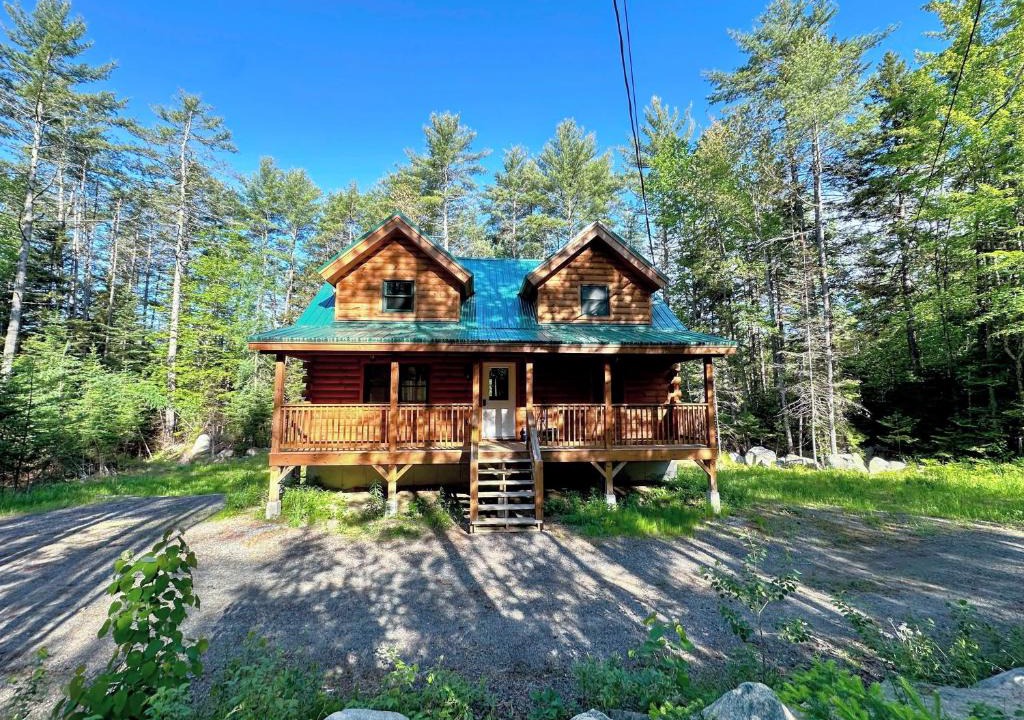Bethlehem House | 80PVR Log Home 20min to Bretton Woods AC Hot Tub wifi cable fireplace fire pit