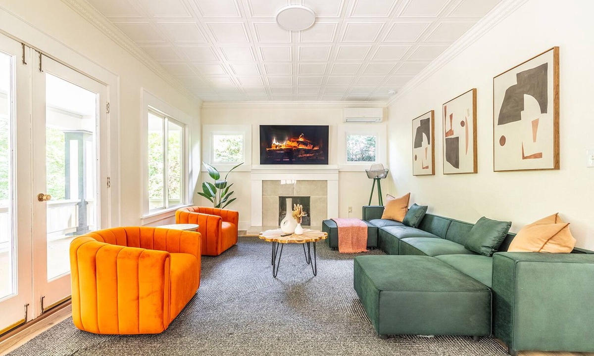 Stevens House | 9-Bed Capitol Hill Oasis w/King beds & Pool Table