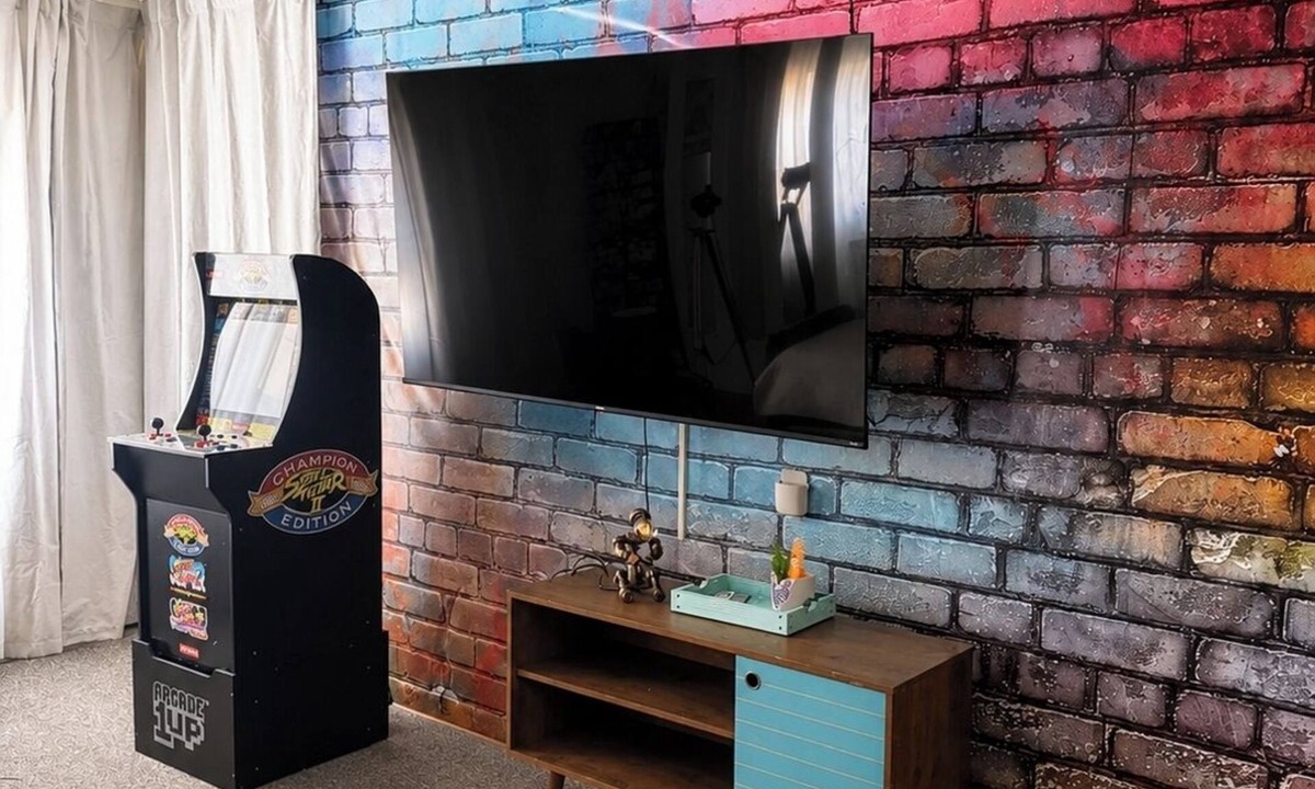 Elmwood Park Condo | 90s Condo| King Bed | 65” Smart TV | Arcade Game