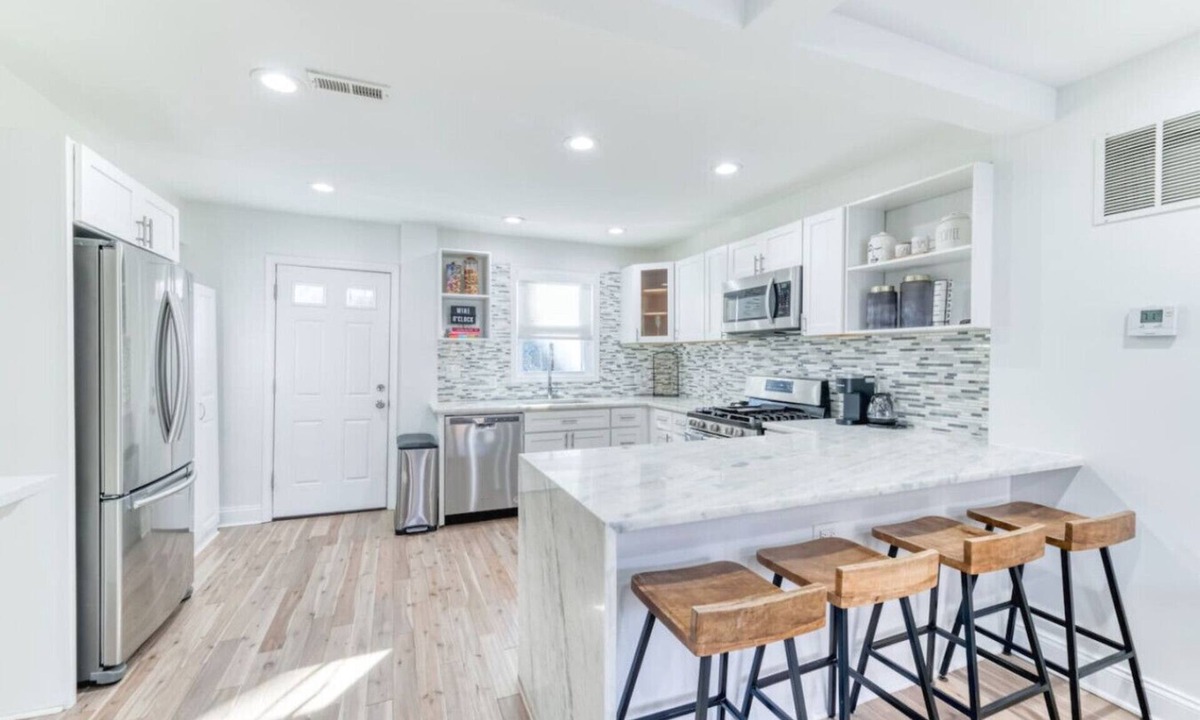 Anacostia House | A group-ready southeast DC home with free parking and room for 8 guests