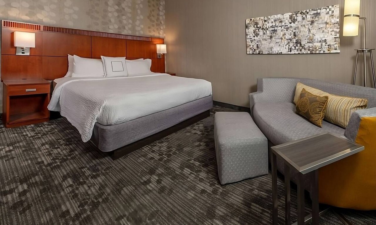 Newark Hotel | A Short Drive from the University of Delaware Botanic Gardens! Pets Allowed!