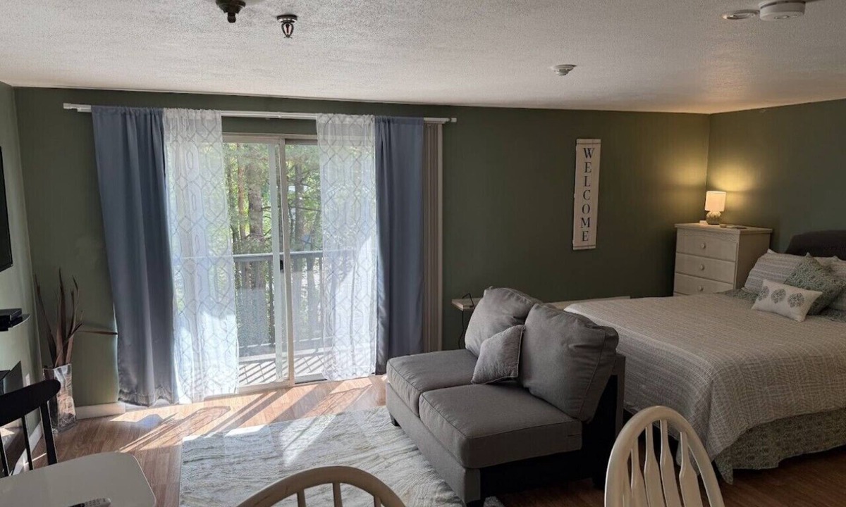 Gilford Apartment | Adorable Studio - Close to everything!