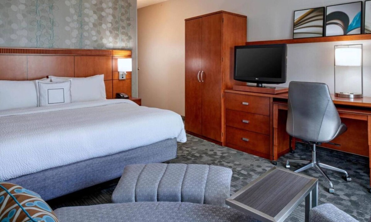 Eden Prairie Hotel | Affordability Meets Comfort! Indoor Pool, Near Purgatory Creek Park