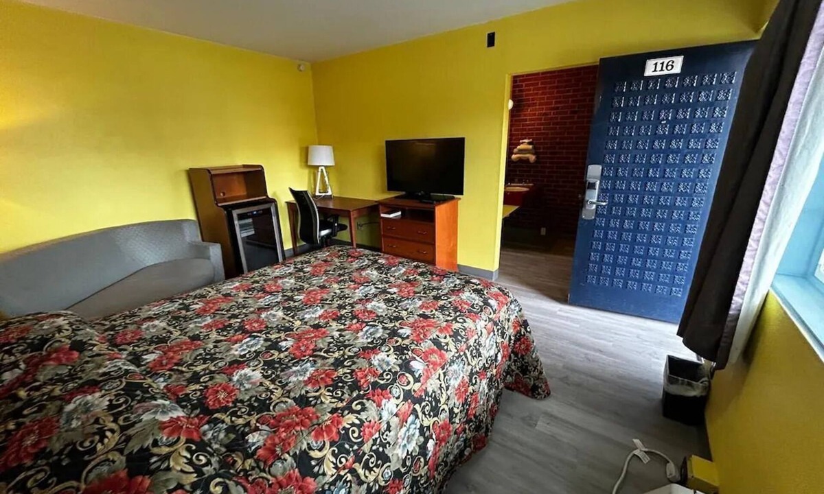 Longview Hotel | Affordable Room for Business Travelers – Ideal Central Location Access