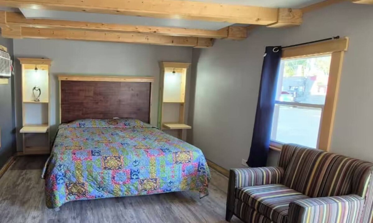Des Plaines Hotel | Affordable Room Perfect for Short Layovers w/Free Parking & Easy Highway Access