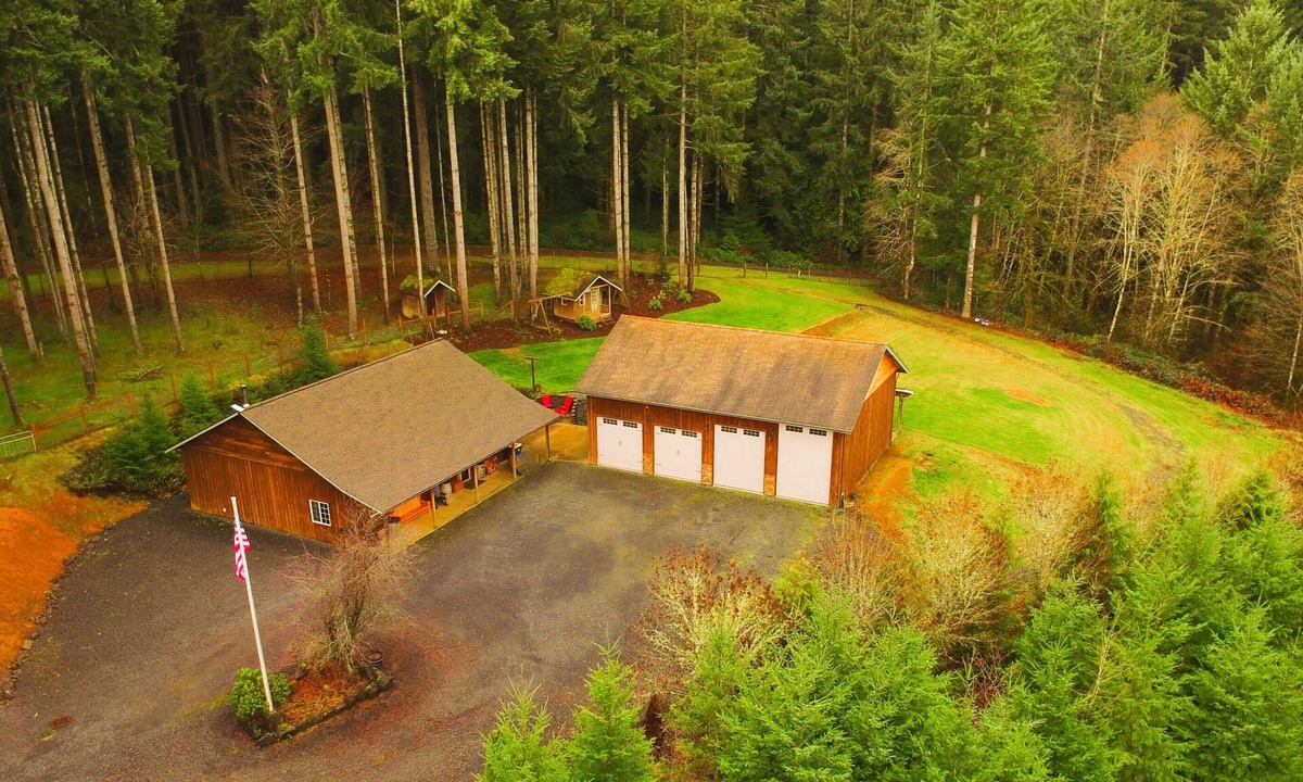 Adna House | Alpha Lodge, peaceful retreat, 14 guests max, fun & games, large parking area