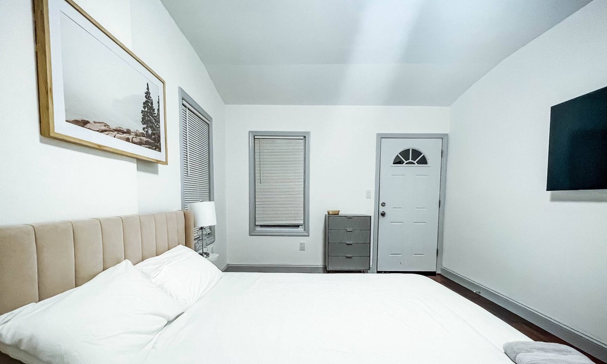 Queens Apartment | Amazing Executive Townhouse near JFK (6 bedroom -2 bathroom)