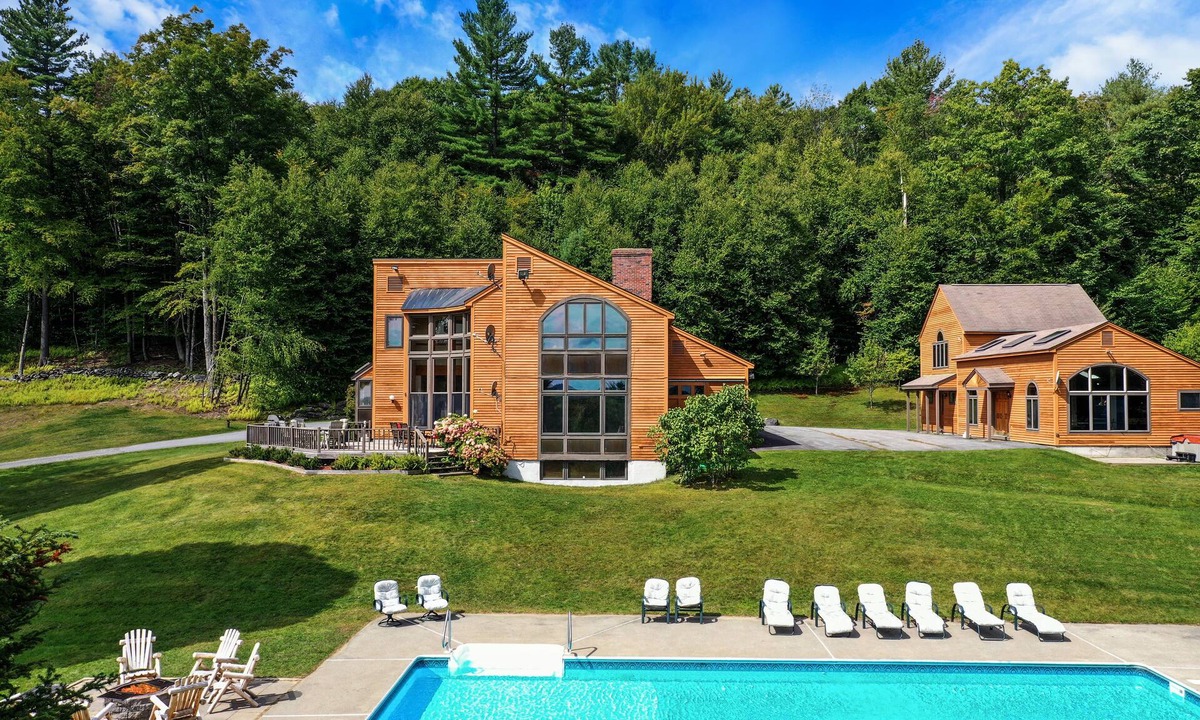 Newfane House | Amazing Luxury 100 Acre Estate 10BRs, Sauna, Hot Tub, Swimming pool, Game House!