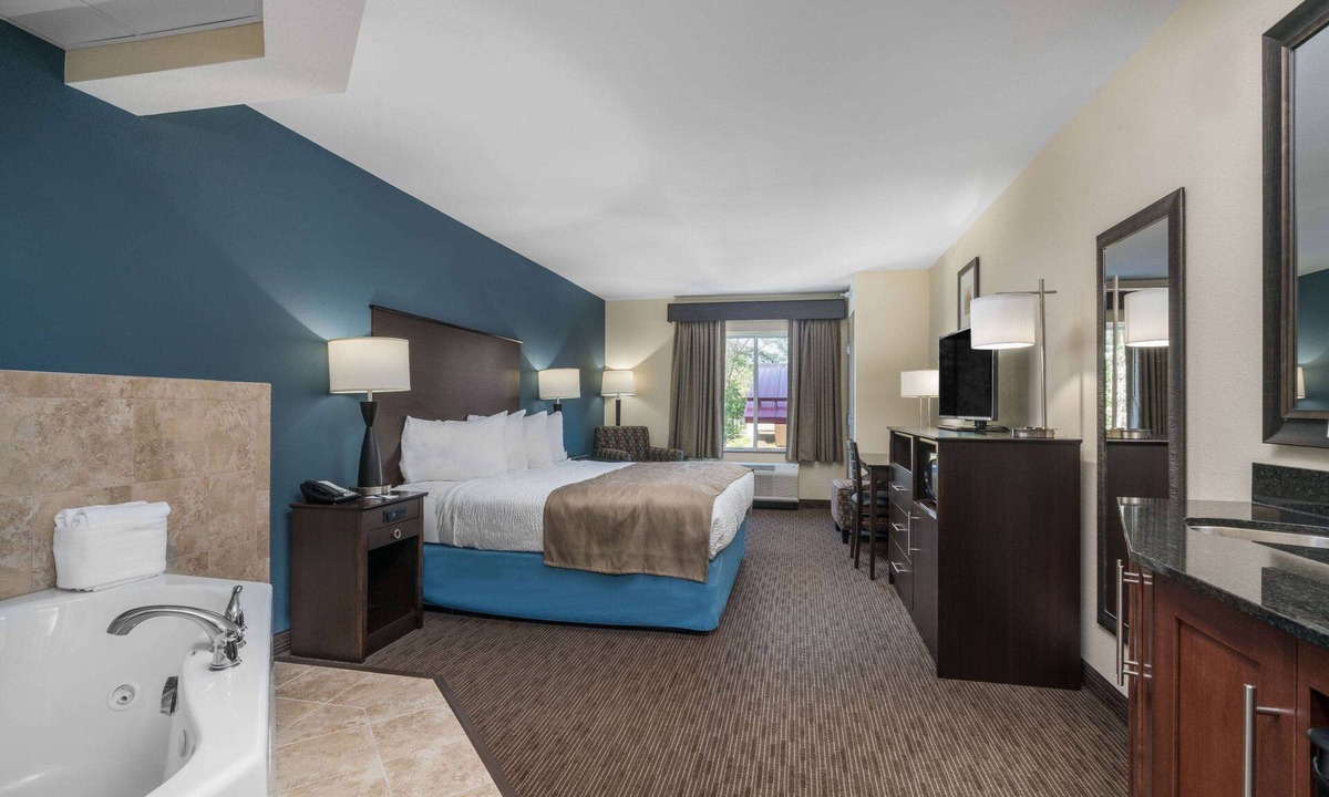 Winona Hotel | AmericInn by Wyndham Winona