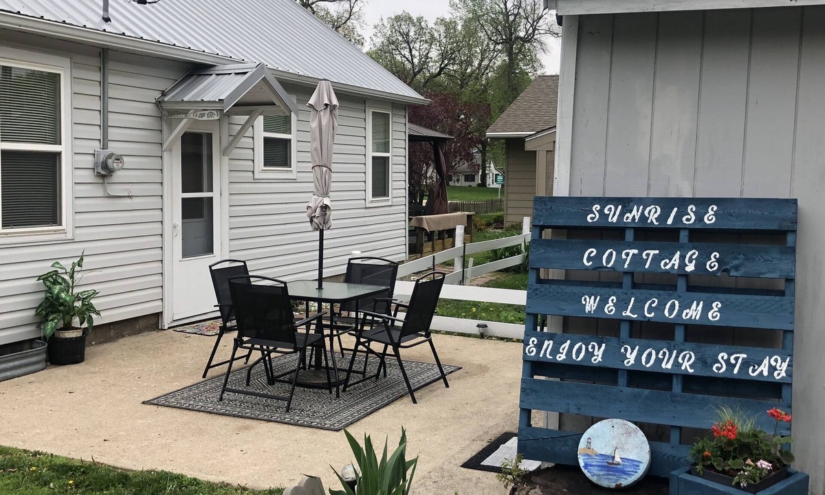 Arnolds Park Cottage | Arnolds Park Cozy Cottage & Gazebo Steps to Okoboji Lake & Park