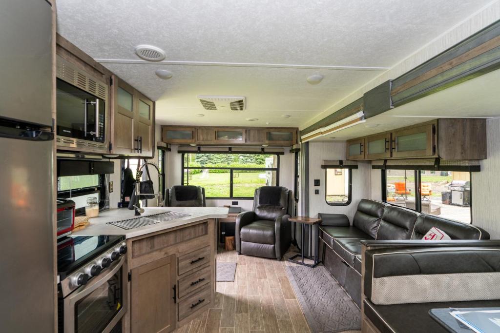 Forestview Apartment | Beautiful 32' RV located in south Chicago suburb