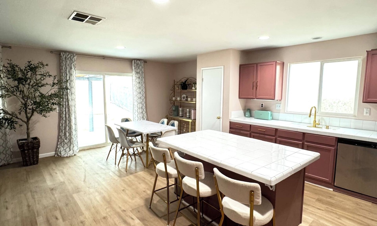 Moreno Valley House | Beautiful 5-bedroom house with AC in Moreno Valley